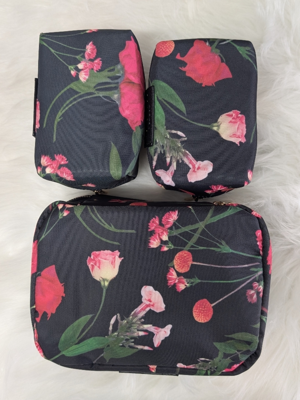 Ted Baker 4 Piece Nesting Cosmetic Bag Set, Scattered Bouquet Print 🌹 - Picture 9 of 16
